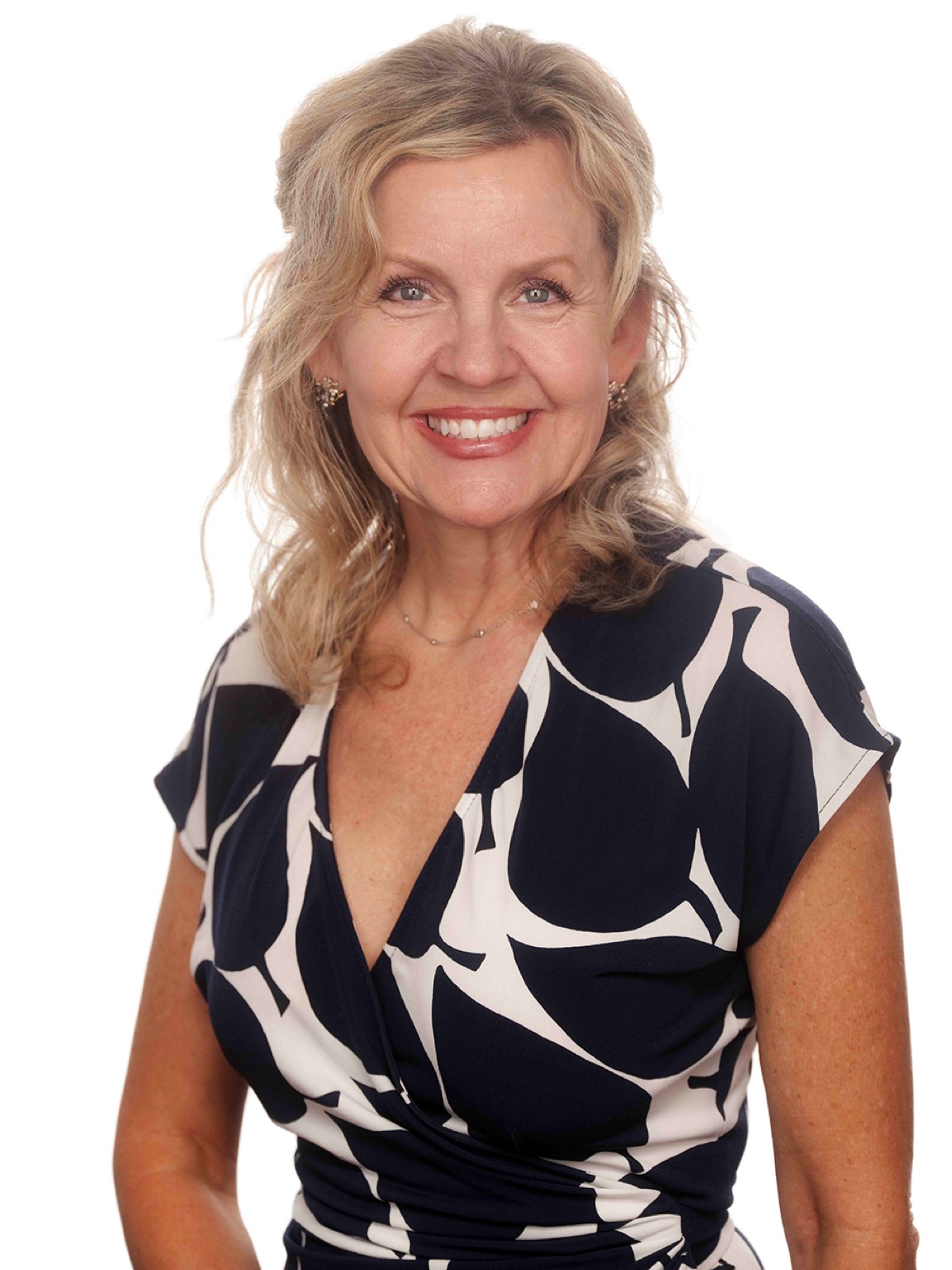 Photo of Sue, sharing her story about finding joint pain relief with Relief3